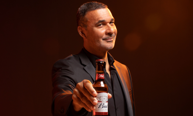 Bud flesje vastgehouden door Ruud Gullit